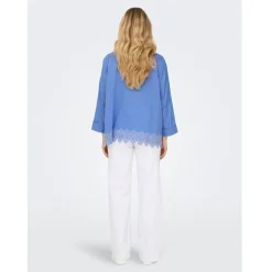 ONLY dame skjorte ONLGRACES - Blue Bonnet BRIGHT WHITE EMB. Hot